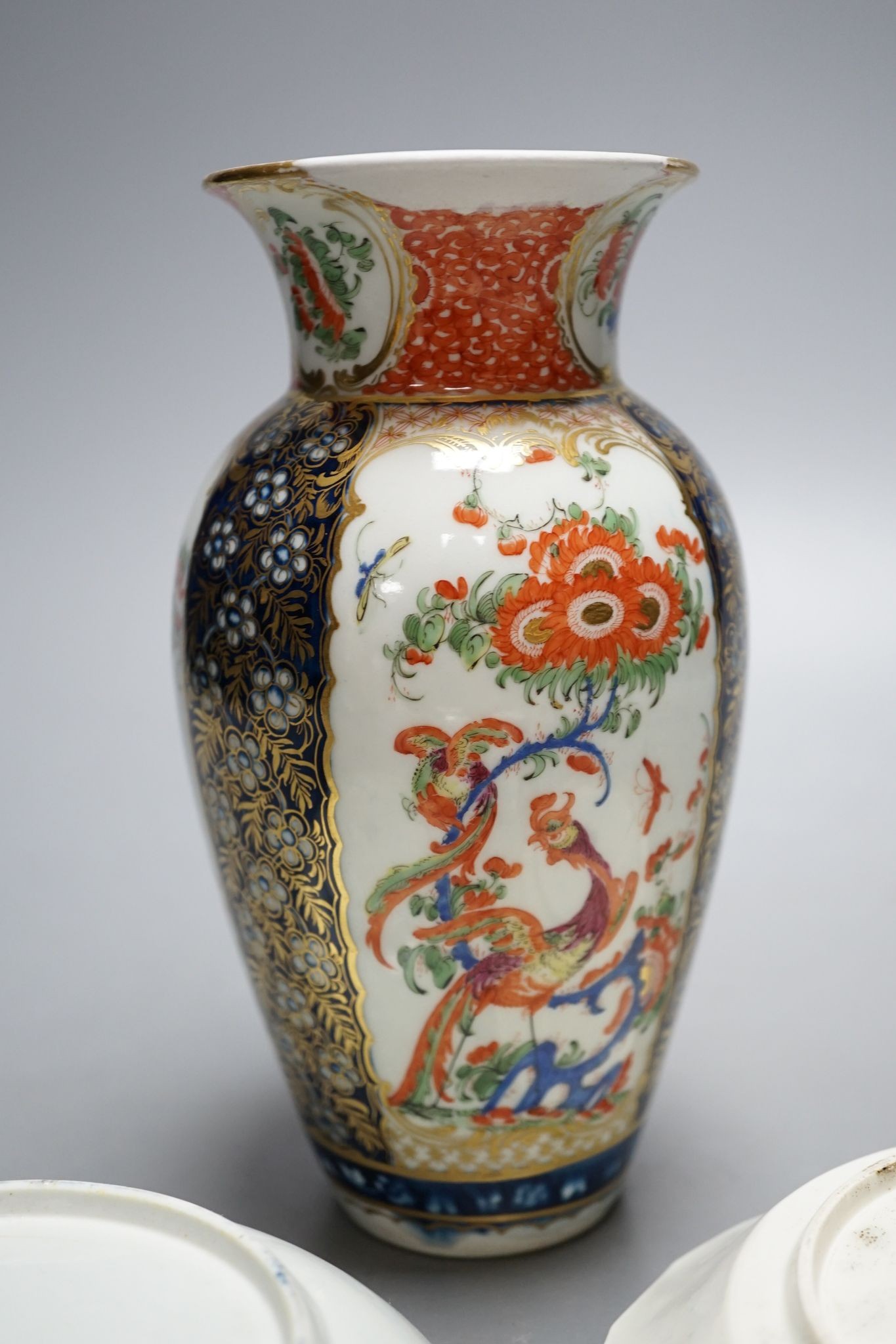 A Worcester kakiemon-style vase and two similar cups and saucers, circa 1775–80